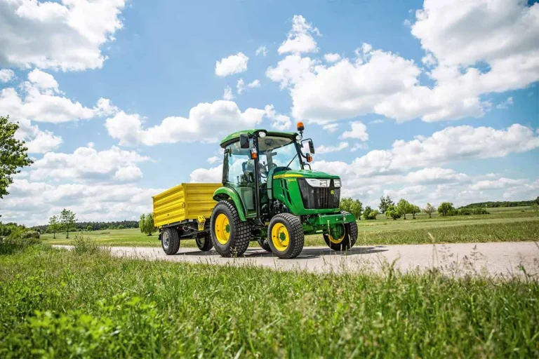 John Deere 3046R