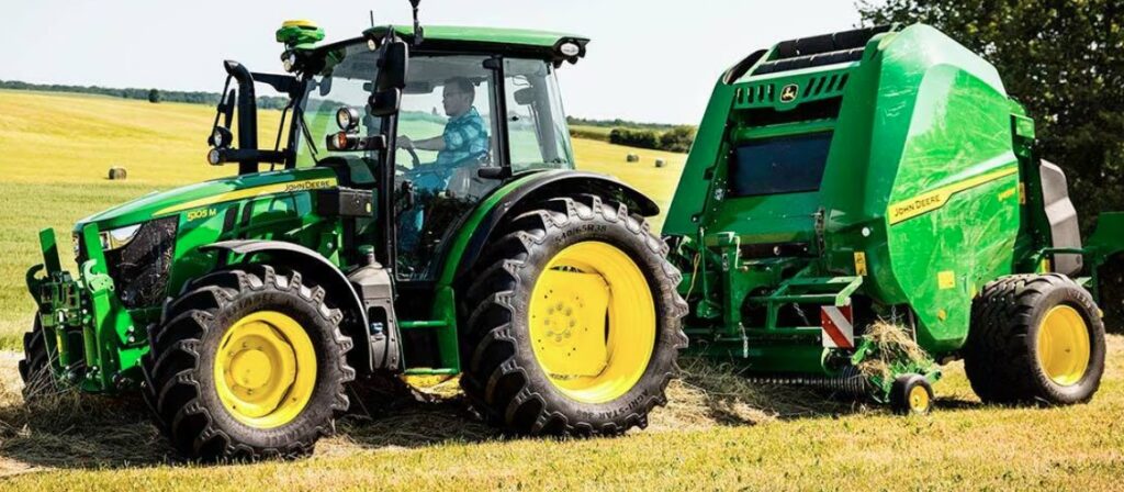 John Deere 5105M z prasą