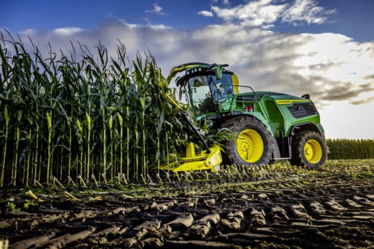 John Deere F8 i F9 - nowa era sieczkarni samojezdnych