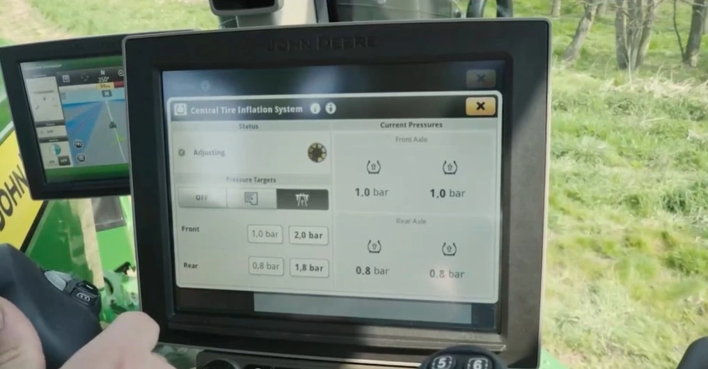 Central Tyre Inflation System (CTIS) w ciągnikach John Deere 8R — jak działa? 5 CTIS wyświetlacz