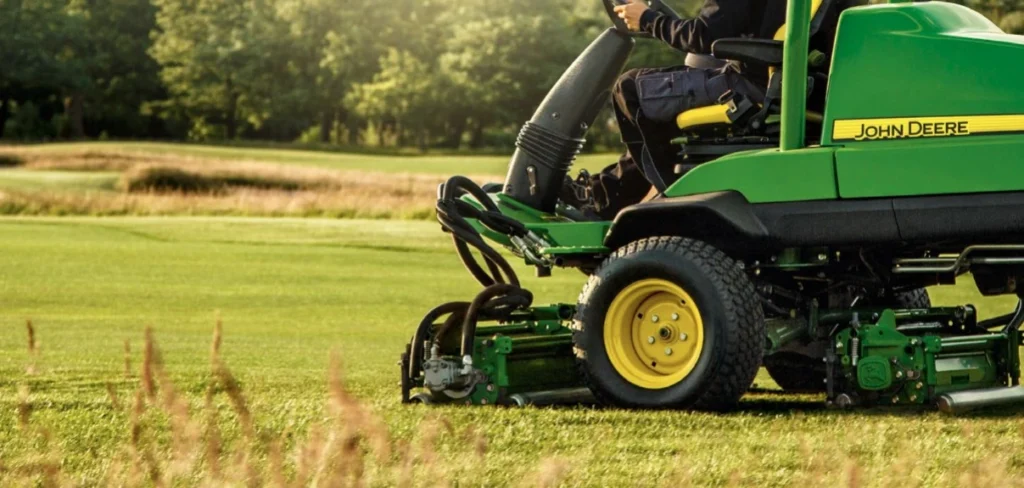 Maszyny do pól golfowych John Deere