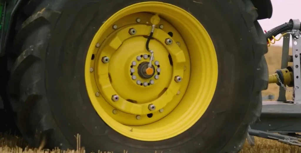 Central Tyre Inflation System (CTIS) w ciągnikach John Deere 8R — jak działa? 4 System kontroli ciśnienia w oponach