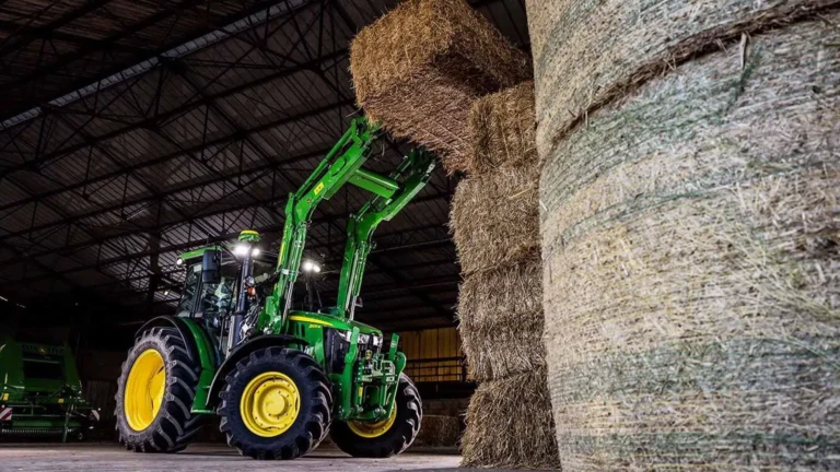 6 powodów, dla których warto postawić na John Deere 5105M zamiast większego ciągnika?