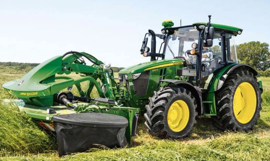 6 powodów, dla których warto postawić na John Deere 5105M zamiast większego ciągnika? 2 John Deere 5105M z kosiarką