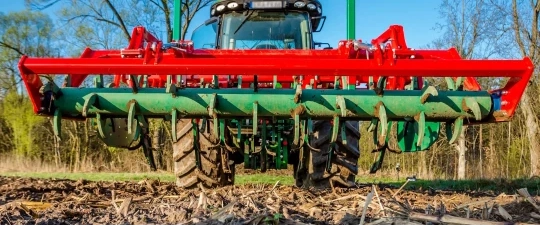 Wyrównywanie powierzchni pola po uprawie przedsiewnej