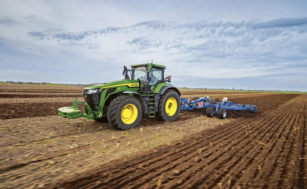 John Deere rozszerza serię 8R i 8RX – nowy poziom mocy dla dużych gospodarstw 2 Nowy John Deere 8R 540 z agregatem