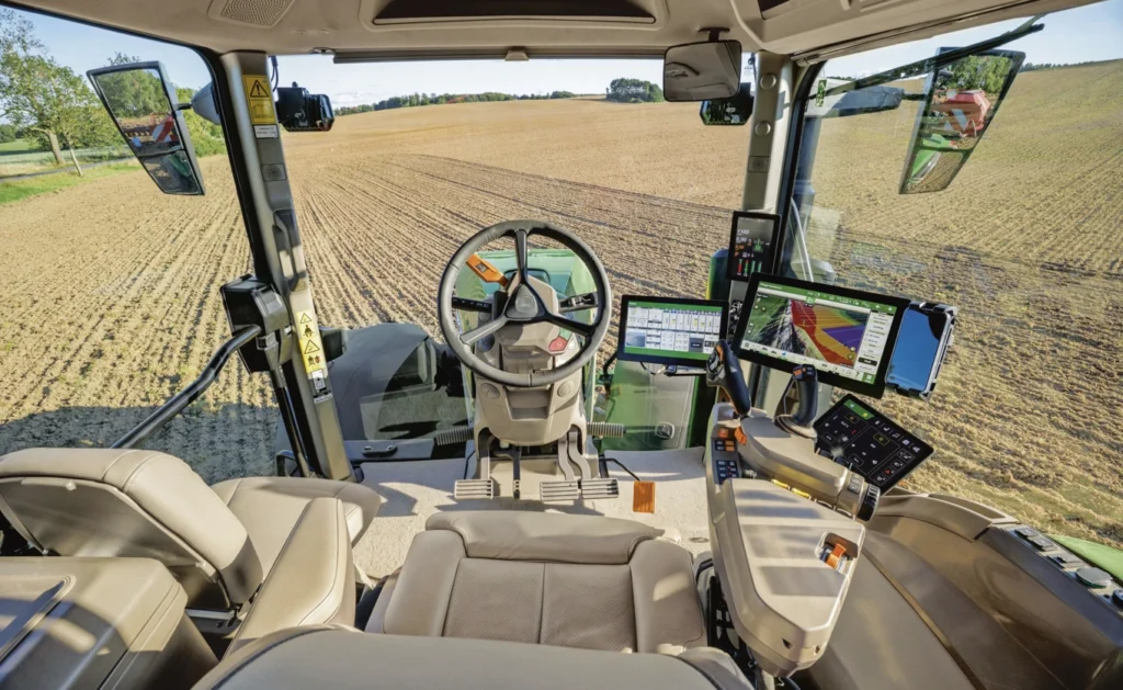 John Deere rozszerza serię 8R i 8RX – nowy poziom mocy dla dużych gospodarstw 4 Nowy John Deere 8R kabina