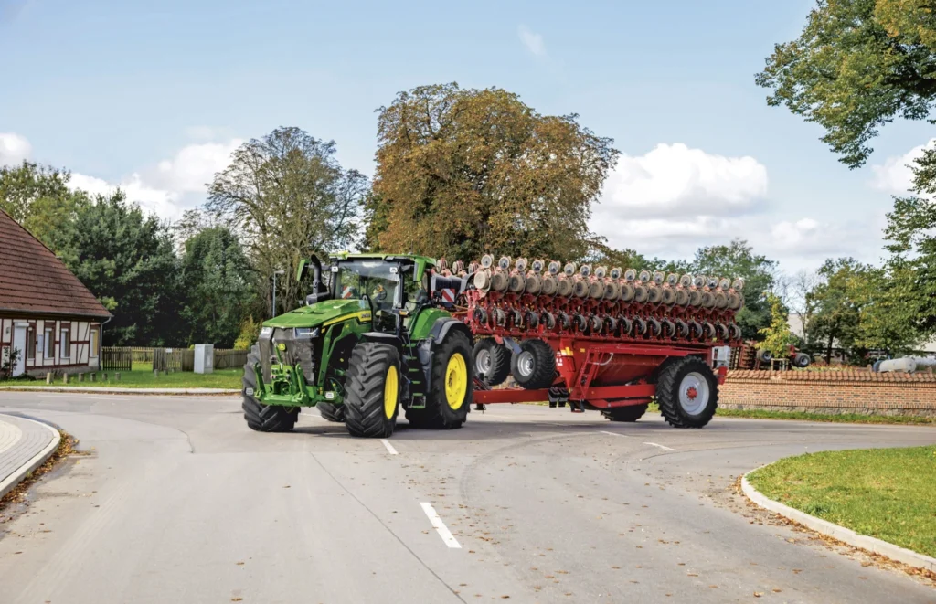 John Deere rozszerza serię 8R i 8RX – nowy poziom mocy dla dużych gospodarstw 3 Nowy John Deere 8R 540 na drodze