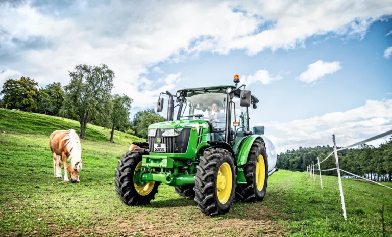 Ciągniki John Deere serii 5E - co kryje się za ich niesłabnącą popularnością?