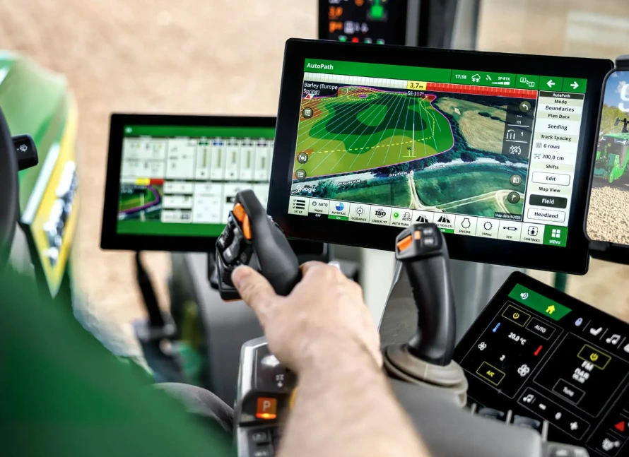 John Deere aktualizuje trzy serie ciągników - co zmienia się w 6M, 6R i 8R? 4 kabina 8r