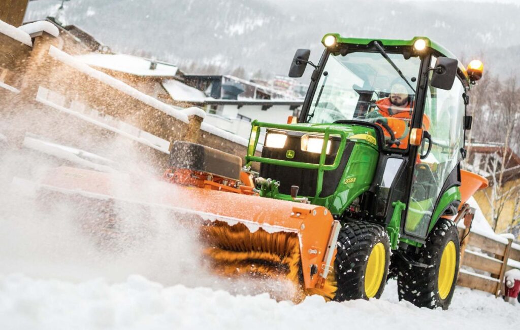 Ciągnik John Deere, który nie zna martwego sezonu? Poznaj komunalne serie 1-4 4 ciagnik serii 2 z plugiem