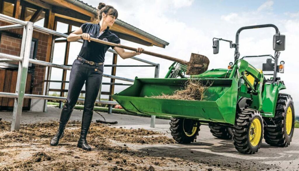 Ciągnik John Deere, który nie zna martwego sezonu? Poznaj komunalne serie 1-4 5 ciagnik z ladowaczem
