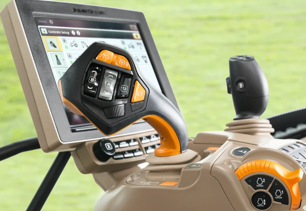 Komfort operatora a efektywność pracy w polu - jaka jest zależność? 3 Joystick CommandPRO