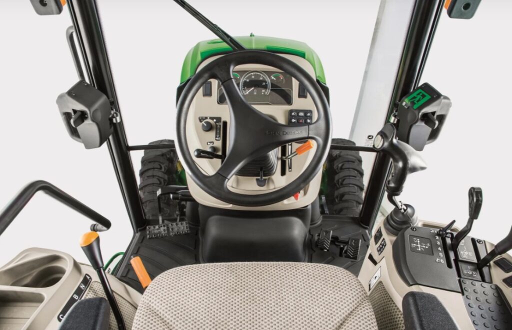Ciągnik John Deere, który nie zna martwego sezonu? Poznaj komunalne serie 1-4 3 kabina seria 3